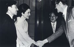 写真：ロバート・ニーマン氏と当時の皇太子ご夫妻